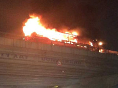 Video: Ôtô chở 43 học sinh bốc cháy dữ dội ở Hà Nội