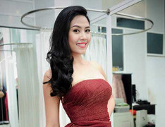 Nguyễn Thị Loan mang váy vai trần, bó sát đến Miss World