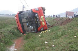 Xe giường nằm chở gần 20 người lật xuống mương