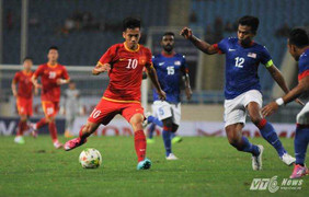 Văn Quyết sút 11m thót tim