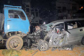 Ô tô va xe tải, 3 người trong gia đình thương vong