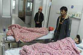 Ăn mỳ lạ, mẹ chết, 2 con nhập viện