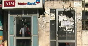 Clip: Giả tập lái ôtô, cướp cây ATM ở TP.HCM