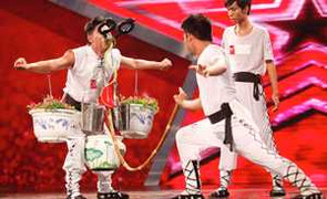 VN's Got Talent: Thí sinh nuốt rắn, dùng mí mắt nhấc 2 xô nước