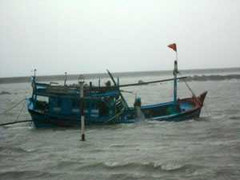 Chìm tàu cá, 6 ngư dân bị cuốn trôi ra biển
