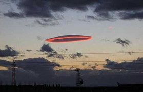 Clip: Đĩa bay bí ẩn xuất hiện trên bầu trời nước Anh?