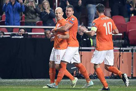 Van Persie, Robben bùng nổ, Hà Lan 'đánh tennis' với Latvia