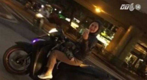 Cô gái đi xe máy chụp ảnh Beckham bị phạt nguội