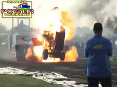 Video: Ép ga quá mức, máy kéo nổ tung động cơ diesel