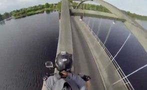 Video: Hồi hộp xem vọt mô tô lên thành cầu