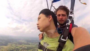 Quá sợ hãi, ngất xỉu khi đang nhảy dù