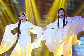 Clip: Vân Trang, Quốc Đại bay lượn trên sân khấu