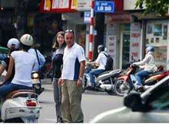 Căng thẳng như sang đường ở phố cổ Hà Nội