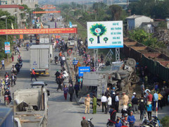 Xe tải bị tàu hỏa hất tung, 3 người nguy kịch