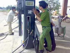 Triệt phá đường dây gắn chíp giả gian lận xăng dầu