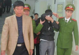 Kẻ giết vợ ngất lịm sau khi toà tuyên án