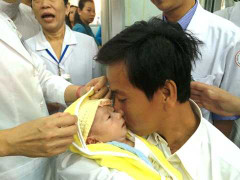 Xúc động phút bé trai văng khỏi bụng mẹ trở về nhà