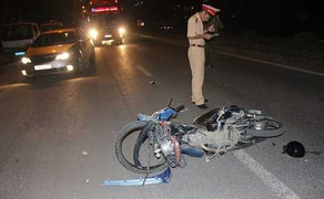 Xe máy đối đầu trong đêm, cô gái trẻ tử vong