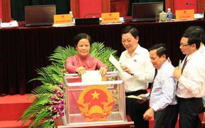 Lôi kéo cấp dưới bỏ phiếu tín nhiệm: 'Một người kín, chín ngưởi hở'