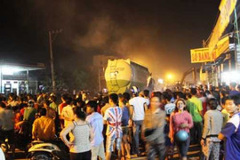 Cụ bà 80 tuổi chết thảm dưới bánh xe container