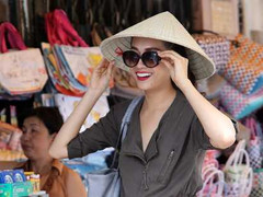 Lệ Hằng chân dài miên man xuống phố trước giờ đi thi Elite quốc tế