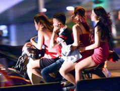 Truy quét 'quái xế' chở chân dài lộng hành ở Hà Nội