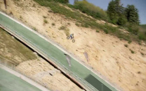 Màn tiếp đất xuất sắc của tay lái mô tô địa hình