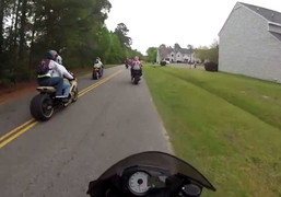 Ôm eo không chặt, cô gái ngồi mô tô rớt xuống đường