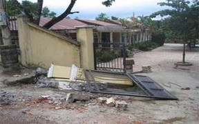 Cổng trường đổ sập đè chết học sinh lớp 3