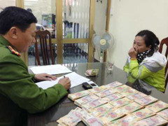 Bắt nữ quái mua gần nửa tỷ đồng tiền giả để trả nợ