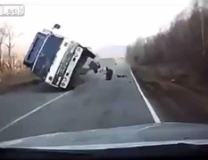 Xe tải chạy nhanh bị mất lái nguy hiểm như thế nào?