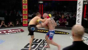 Clip: Võ sĩ tung cú đá cực mạnh khiến đối thủ gãy tay