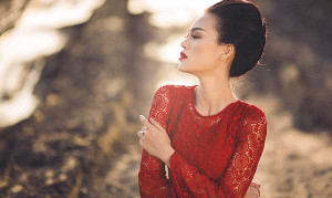 Cao Thuỳ Linh đẹp mong manh trong thiết kế táo bạo