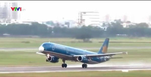 Clip: Máy bay quân sự cắt ngang đầu máy bay dân dụng