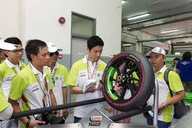 Johnny Trí Nguyễn 'đột kích' garage đội đua Honda Gres