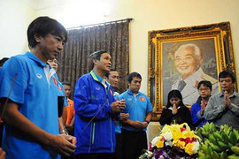 Tuyển Việt Nam viếng Đại tướng Võ Nguyên Giáp