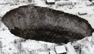Hố tử thần khổng lồ ở Nga