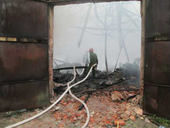 Cháy lớn thiêu rụi nhà kho hàng trăm mét giữa Hà Nội