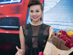 Thanh Hằng lái xe sang, diện váy ren nóng bỏng