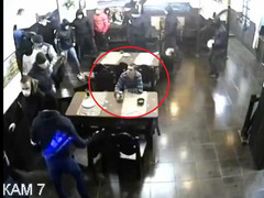 Clip: Thanh niên tỉnh bơ ngồi ăn giữa cuộc hỗn chiến