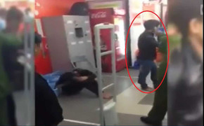 Clip: Tên trộm liều lĩnh mượn di động của công an rồi chạy