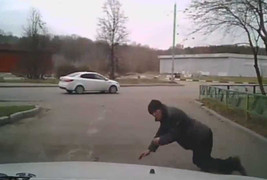 Kẻ say ngã lăn kềnh trước mũi xe thoát chết hy hữu