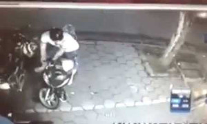 Tráo xe Wave cũ lấy SH ngay trong bãi giữ xe