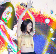 Thủy Tiên nóng bỏng, biểu diễn hết mình trong buổi họp fan