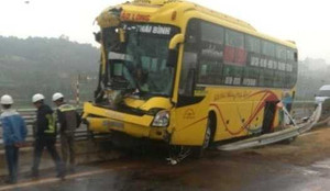 Xe khách đâm xe tải lật ngửa trên cao tốc Nội Bài - Lào Cai