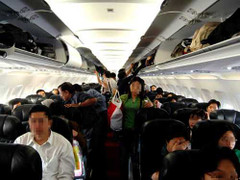 Vụ đánh nhau trên máy bay: Người tình bổ guốc vào mặt vợ