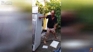 Clip: Gã say đánh nhau với tủ lạnh
