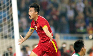 Công Vinh dẹp tự ái, làm người hùng