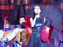 Cặp đôi hoàn hảo: Jennifer Phạm ôm con chờ chồng