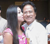 Chế Linh được fan nữ tặng khăn, hôn ngay trước mặt vợ